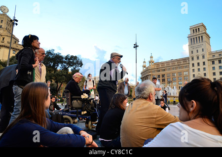 Il gruppo 15M indignados prima di sciopero generale in una domenica sera in Plaça Catalunya Foto Stock