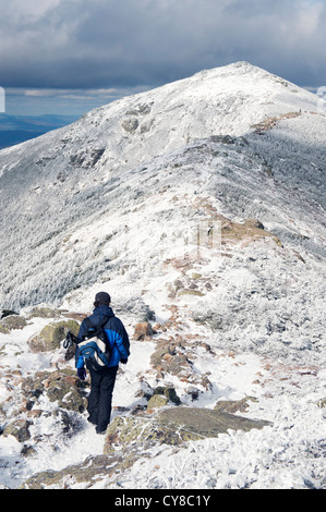 Escursionista solitario sul Franconia ridge trail, New Hampshire, Stati Uniti d'America. Foto Stock