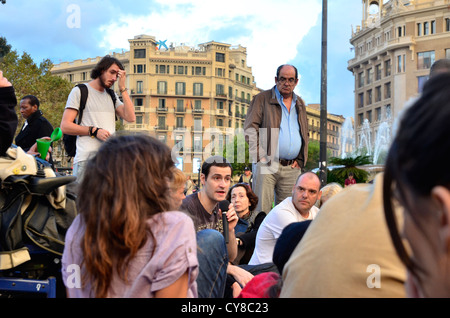 Il gruppo 15M indignados prima di sciopero generale in una domenica sera in Plaça Catalunya Foto Stock