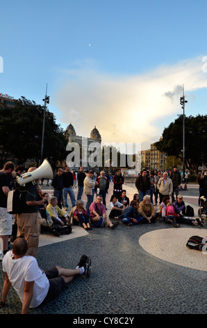 Il gruppo 15M indignados prima di sciopero generale in una domenica sera in Plaça Catalunya Foto Stock