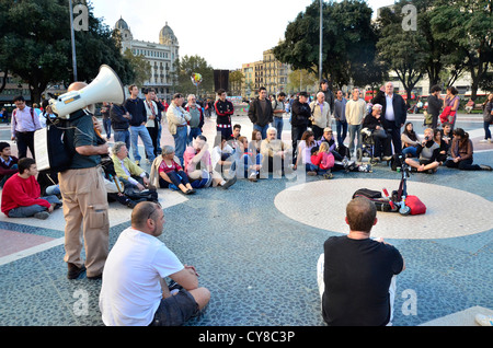 Il gruppo 15M indignados prima di sciopero generale in una domenica sera in Plaça Catalunya Foto Stock