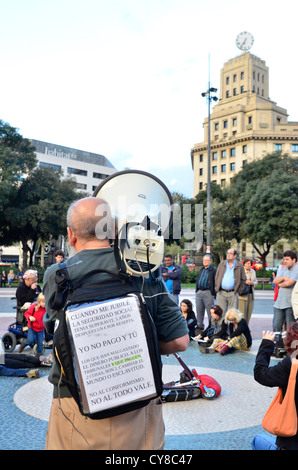 Il gruppo 15M indignados prima di sciopero generale in una domenica sera in Plaça Catalunya Foto Stock