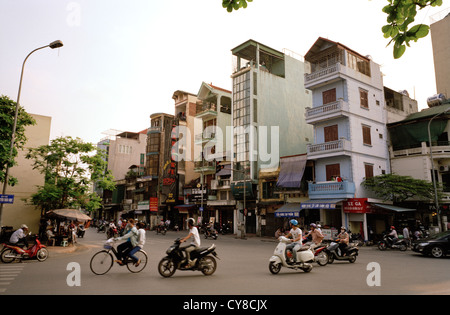 Il traffico urbano e la vita di strada di Hanoi nel Vietnam in estremo oriente Asia sudorientale. città città street scena persone scooter Vespa viaggi di trasporto Foto Stock