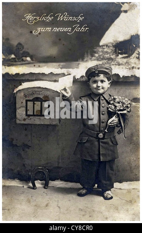 Ragazzo tenendo i fiori e la lettera in mano Foto Stock