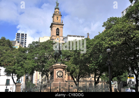 General Osorio statua e Nossa Senhora do Carmo da Antiga chiesa Sé XV novembre square di Rio de Janeiro in Brasile Foto Stock