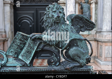 Scultura di Lion sul cancello di ingresso alla Torre Campanaria, Piazza San Marco, Venezia, Italia. Foto Stock