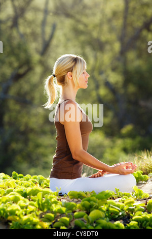 Attraente, donna sana le pratiche yoga a Makena, Maui, Hawaii. Foto Stock