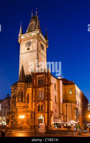 Stare Mesto vecchio tempo Hall e la sua torre, nella notte. La torre fu aggiunto nel 1354, in stile gotico, nel centro storico di Praga Foto Stock