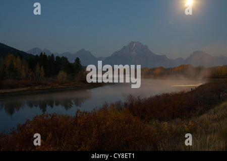La Luna si trova sopra Oxbow Bend e si riflette nel fiume Foto Stock