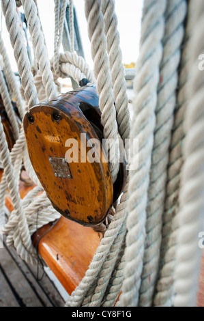 Blocco e affrontare a bordo della tall ship "Zodiaco" vela attraverso il San Juan Isole di Puget Sound in Western Washington, Stati Uniti d'America. Foto Stock