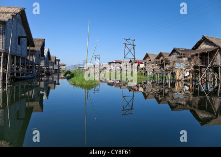 Myanmar Birmania. Villaggio fluviale, case su palafitte, Lago Inle, Stato di Shan. Foto Stock