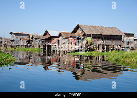 Myanmar Birmania. Villaggio fluviale, case su palafitte, Lago Inle, Stato di Shan. Foto Stock