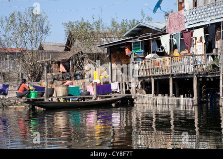 Myanmar Birmania. Waterfront Village Street, Lago Inle, Stato di Shan. Nota blue parabola satellitare. Foto Stock