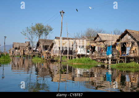 Myanmar Birmania. Case di villaggio su palafitte lungo la via navigabile, Lago Inle, Stato di Shan. Foto Stock