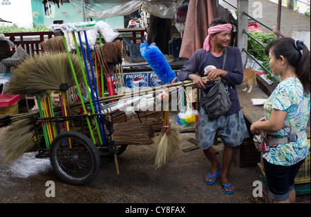 Venditore ambulante vendita di scope e spazzole, Bangkok Foto stock - Alamy