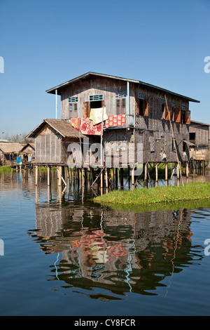 Myanmar Birmania. Case di villaggio su palafitte, Lago Inle, Stato di Shan. Foto Stock