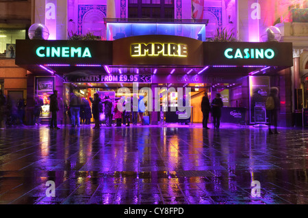 Cinema Empire Casino con persone raccolte al di fuori nel quadrato di Leicester, Londra Foto Stock