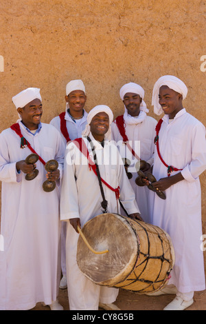 Musicisti nel deserto del Sahara, Erg Chebbi, Marocco Foto Stock