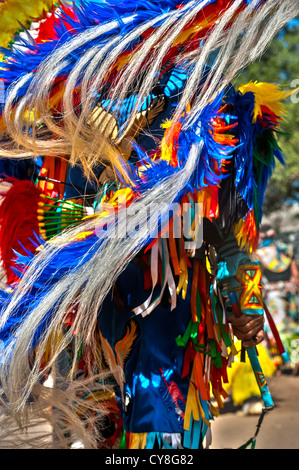 Indiani Chumash regalia. La danza di erba. Foto Stock