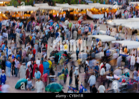 Mercato in piazza Jema al-Fna in Marrakech, Marocco Foto Stock
