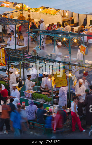 Vista notturna di mercato in piazza Jema al-Fna in Marrakech, Marocco Foto Stock