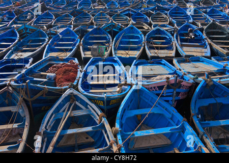 Righe di blu di barche in Skala du Port, Essaouira, Marocco Foto Stock