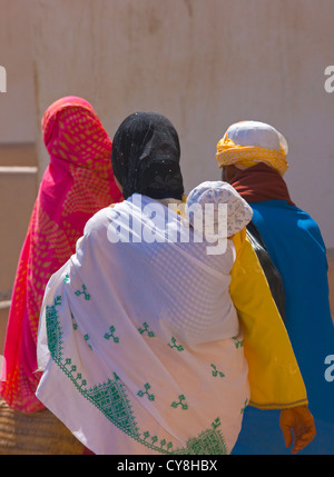 Persone in costumi colorati sulla strada nella vecchia medina di Essaouira, Marocco Foto Stock