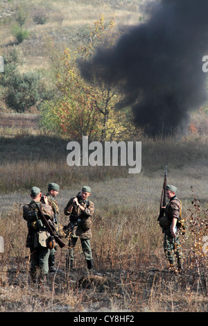 I membri di Zaporozhye storia club 'protezione della patria" indossa storico uniforme tedesco Foto Stock