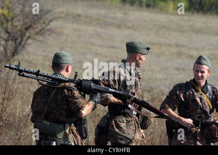 I membri di Zaporozhye storia club 'protezione della patria" indossa storico uniforme tedesco Foto Stock