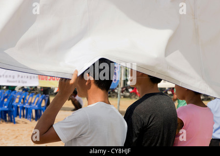 Tre uomini sotto un banner Foto Stock