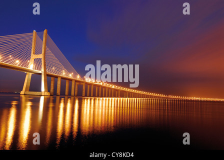 Il portogallo Lisbona: Ponte Vasco da Gama di notte con scenic sky Foto Stock