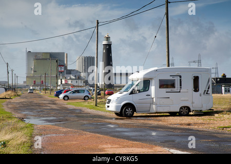 Dungeness; Centrale Nucleare; vecchio faro e camper parcheggiato; Kent; Foto Stock