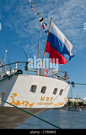 Bandiera russa volando sopra la poppa di grandi tall ship utilizzato per la formazione dei marinai. Waterford, se l'Irlanda Foto Stock