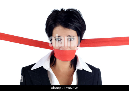 Business donna con la sua bocca legato con nastro rosso isolato su uno sfondo bianco Foto Stock