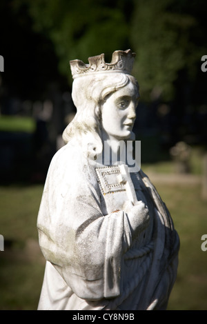 Cimitero statua di donna croce tenuta in Chester Cheshire Regno Unito Foto Stock