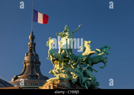 Statua equestre sulla sommità del Le Grand Palais di Parigi Francia Foto Stock