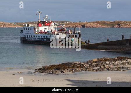 Caledonian MacBrayne Ferry circa per lasciare il porto Ronain Iona per Fionnphort, Mull, attraversando i dieci miglia del suono di Iona. Foto Stock