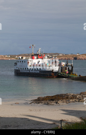 Caledonian MacBrayne Ferry circa per lasciare il porto Ronain Iona per Fionnphort, Mull, attraversando i dieci miglia del suono di Iona. Foto Stock