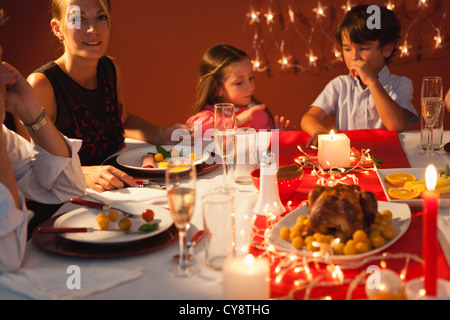 Famiglia riunita attorno al tavolo per la cena di Natale Foto Stock