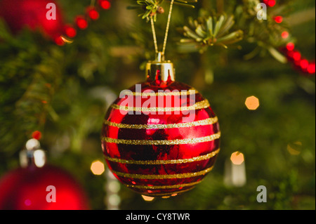 Addobbi natale su albero Foto Stock