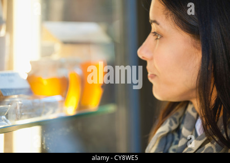 Donna di window shopping Foto Stock