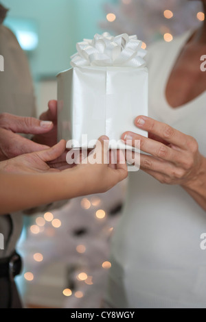 Uomo Donna e bambino tenendo le mani dono insieme, ritagliato Foto Stock