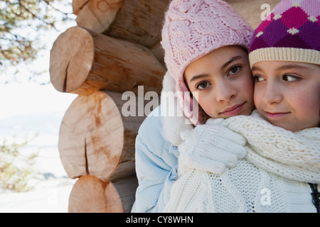 Sorelle insieme all'aperto, ritratto Foto Stock