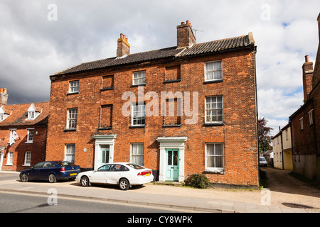 Grande ed attraente colore rosso mattone case in stile georgiano nella graziosa cittadina di mercato di Swaffham, NORFOLK REGNO UNITO Foto Stock