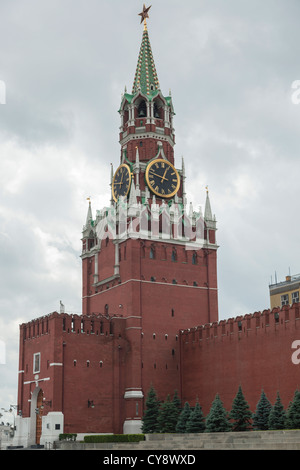 Torre Spasskaya (Kremlin) sulla Piazza Rossa (Mosca) Foto Stock