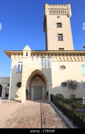 Il Chateau de Cremat sulle pendici della bella città in è un dominio di vigneti. Foto Stock