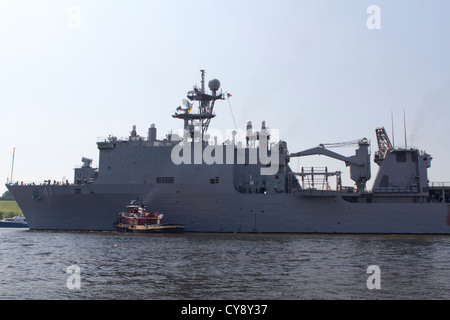 USS Whidbey Island (LSD 41) uscire Baltomore il Porto Interno di Baltimore settimana Navy 2010 Foto Stock
