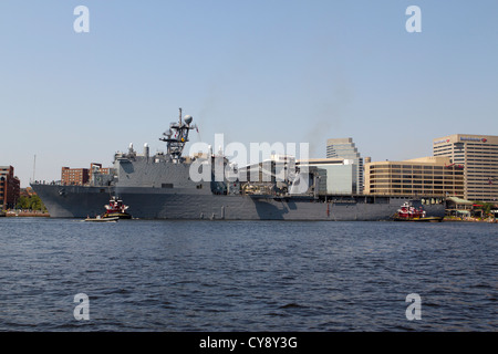 USS Whidbey Island (LSD 41) uscire Baltomore il Porto Interno di Baltimore settimana Navy 2010 Foto Stock