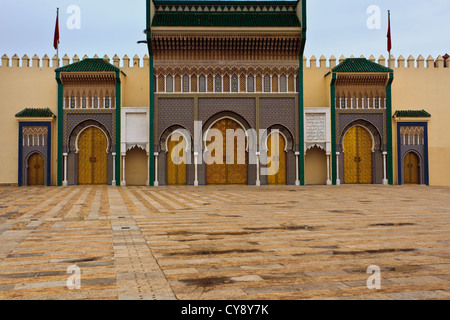 Panorama della fila di tutte le porte ornate all'ingresso principale del Palazzo Reale di Fez Foto Stock