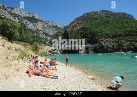 Il lac de Sainte-Croix, un uomo legato del serbatoio per le Gorges du Verdon in Provenza, Francia meridionale. Foto Stock